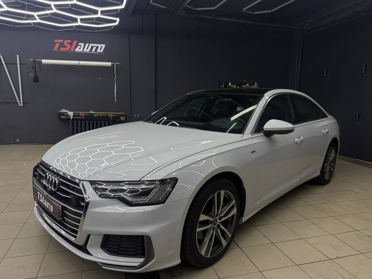 Оклейка защитной пленкой кузова Ауди А6 С8 фото и цены