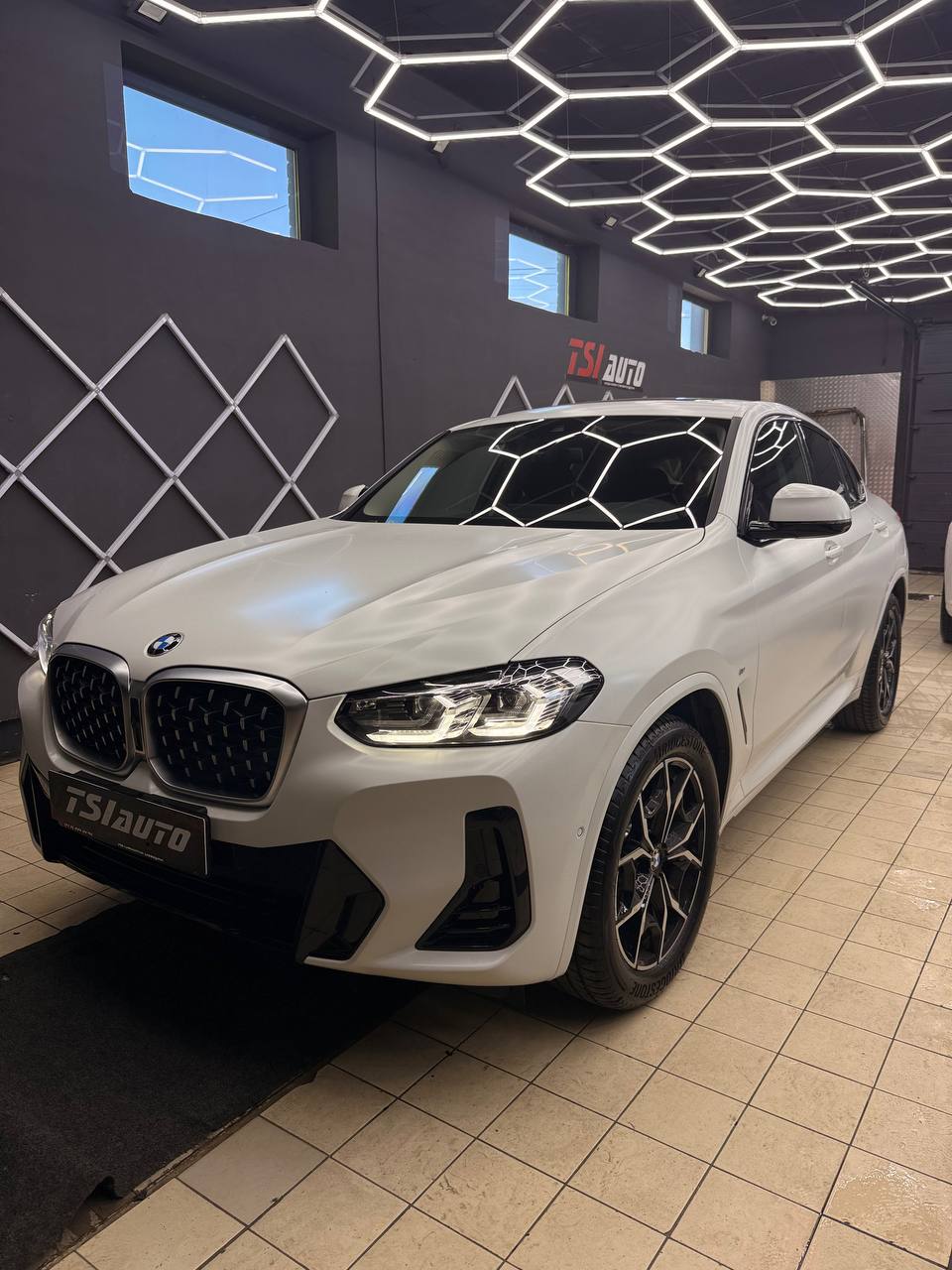 Оклейка плёнкой BMW X4 в Краснодаре