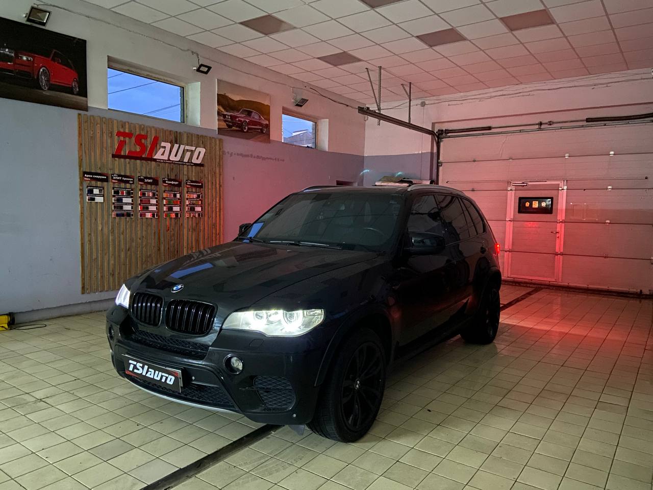 Установка подсветки салона в BMW X5 E70 в Краснодаре
