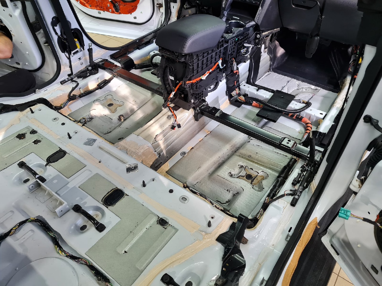 Заводская шумоизоляция пол салона Ford Explorer 5