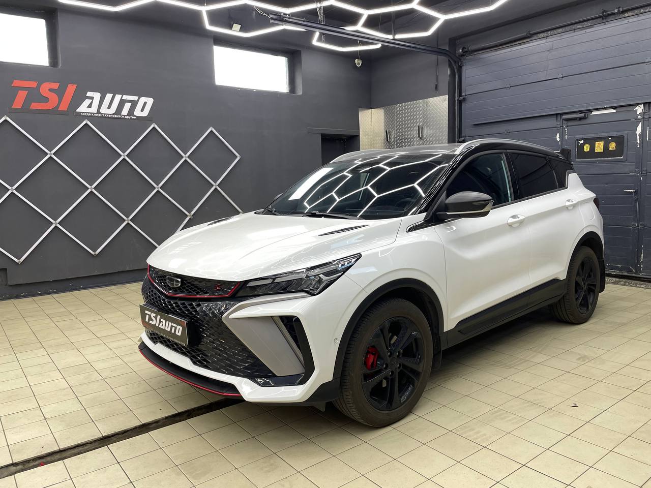 Geely Coolray установка сабвуфера и усилителя в Краснодаре