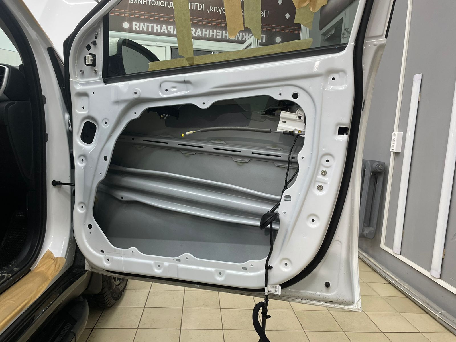 Штатная шумоизоляция передней двери Kia Sportage 4