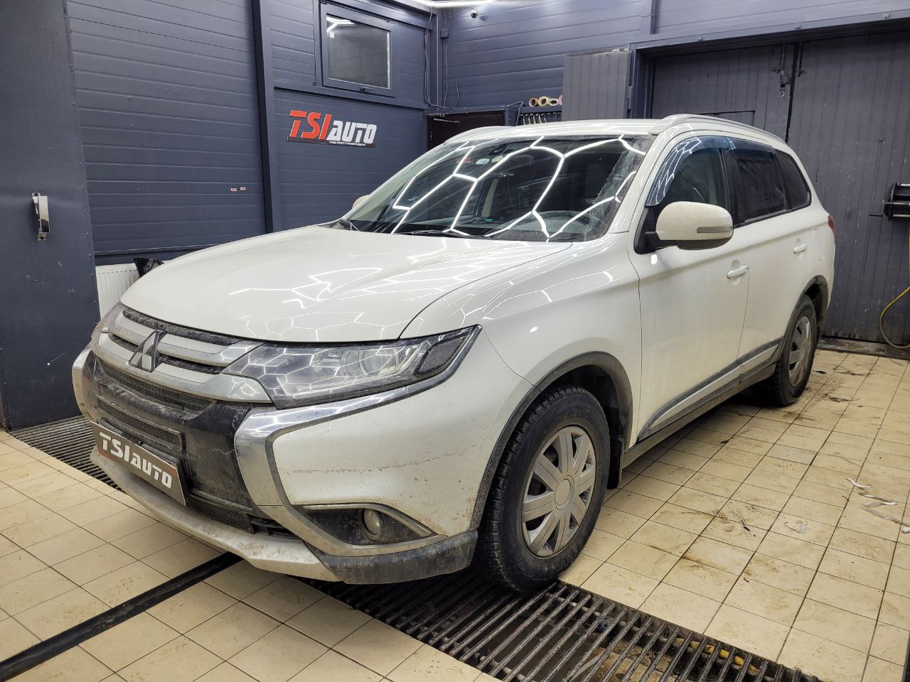 Замена головного устройства с камерой заднего вида Mitsubishi Outlander XL фото и цены