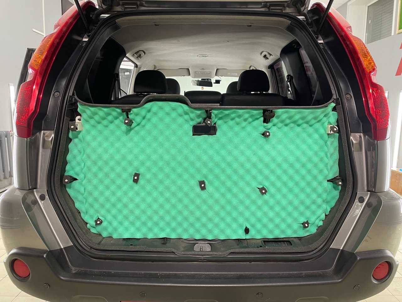 крышка багажника шумопоглотитель Nissan X-Trail T31