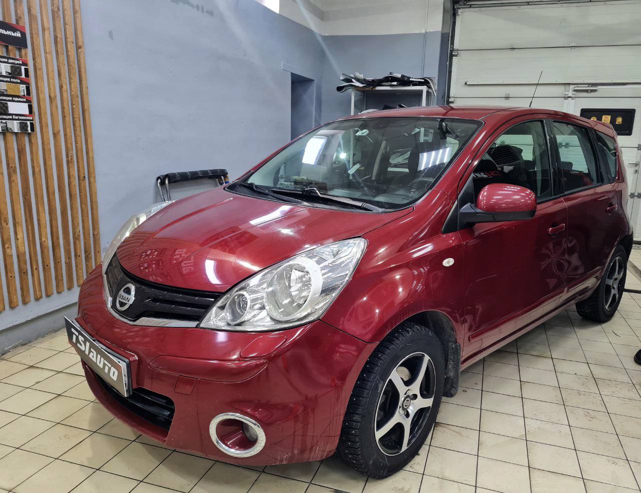 Nissan Note оклейка фар бронепленкой в Краснодаре