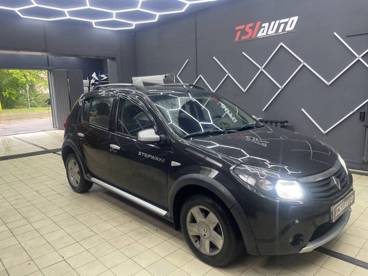Замена головного устройства Renault Sandero в Краснодаре