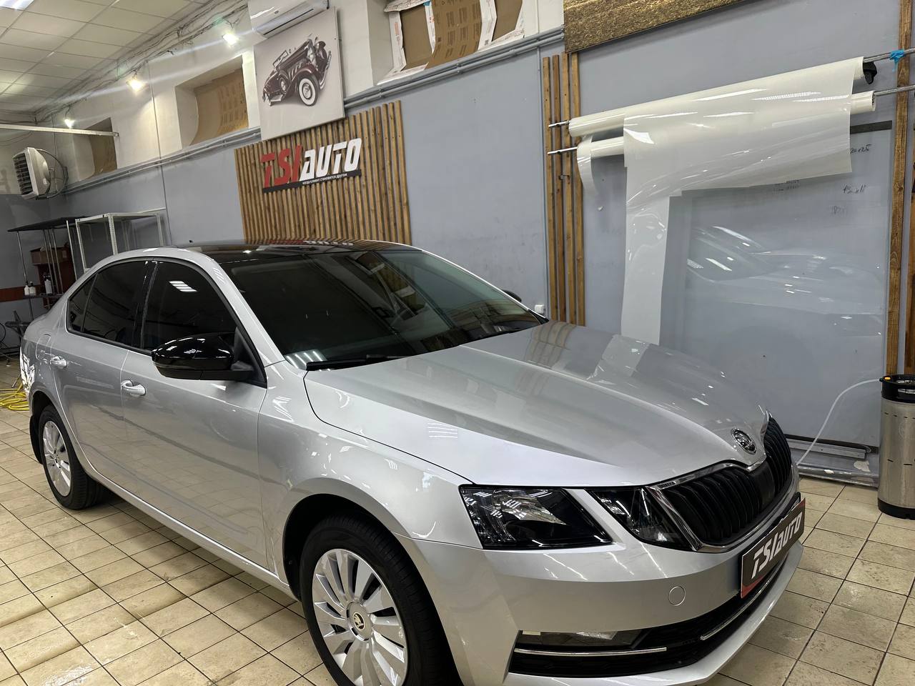 Skoda Octavia A7 оклейка пленкой крыши и фонарей в Краснодаре