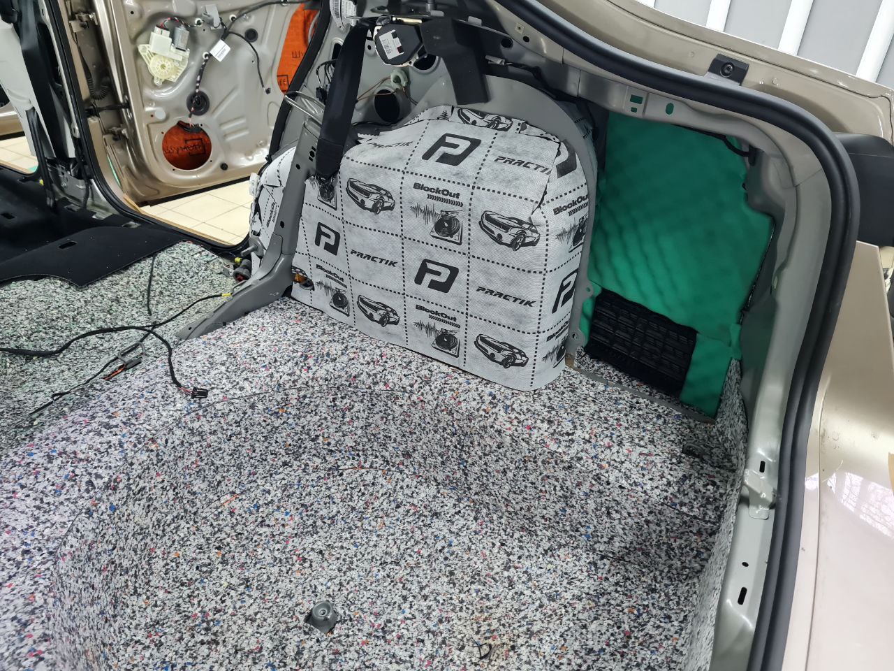Шумоизоляция Skoda Rapid Багажник 3 слой в багажнике фото