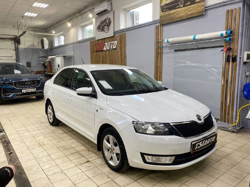 Skoda Rapid установка сабвуфера и усилителя фото и цены в Краснодаре