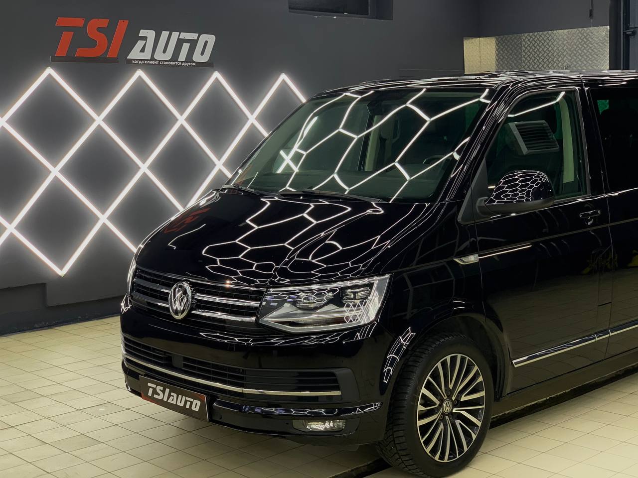 Полировка кузова и защита керамикой Volkswagen Multivan смотреть цены и фото