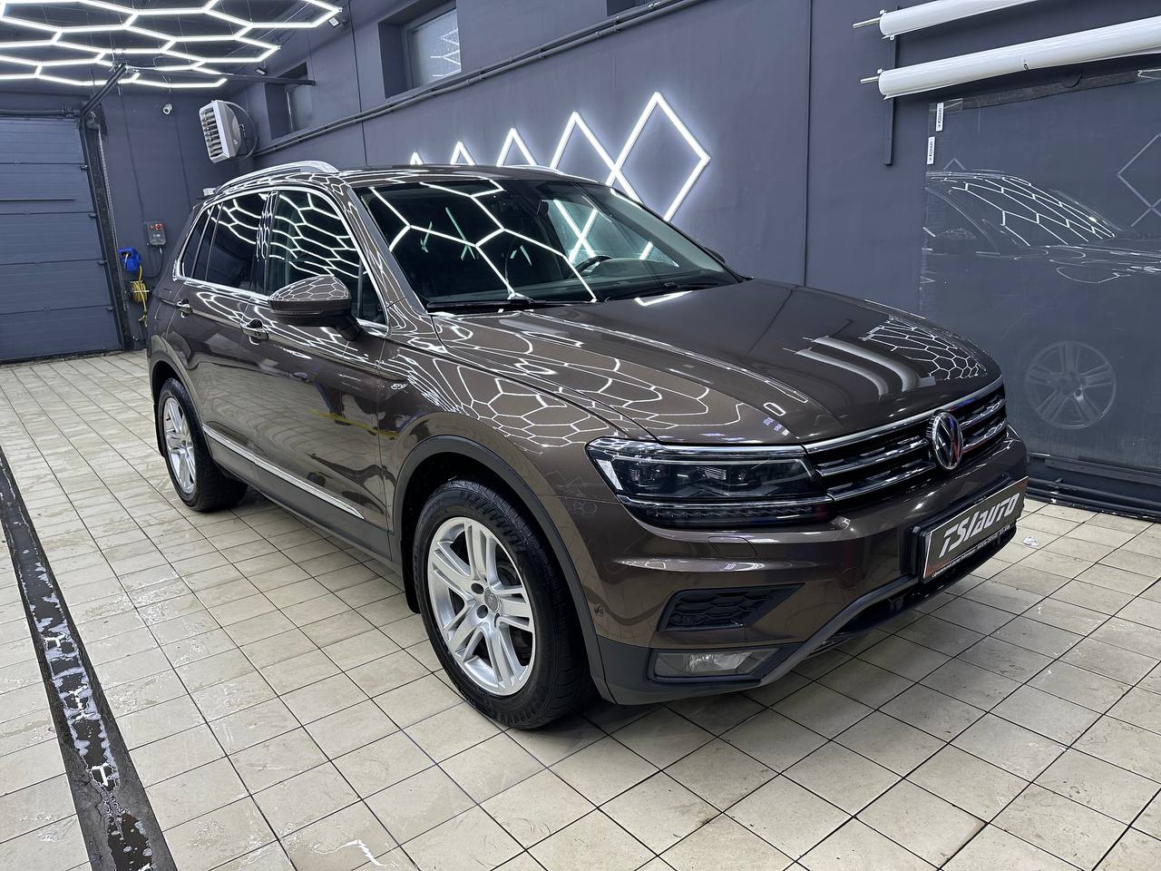 Химчистка салона и подкапотного пространства Volkswagen Tiguan 2 фото и цены