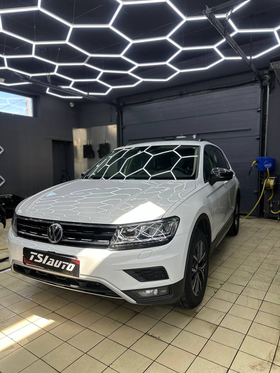 Volkswagen Tiguan полировка и оклейка фар в Краснодаре