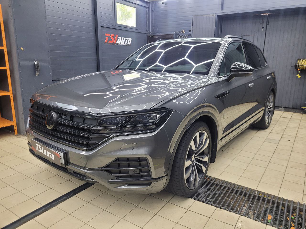 Volkswagen Touareg оклейка лобового стекла в Краснодаре