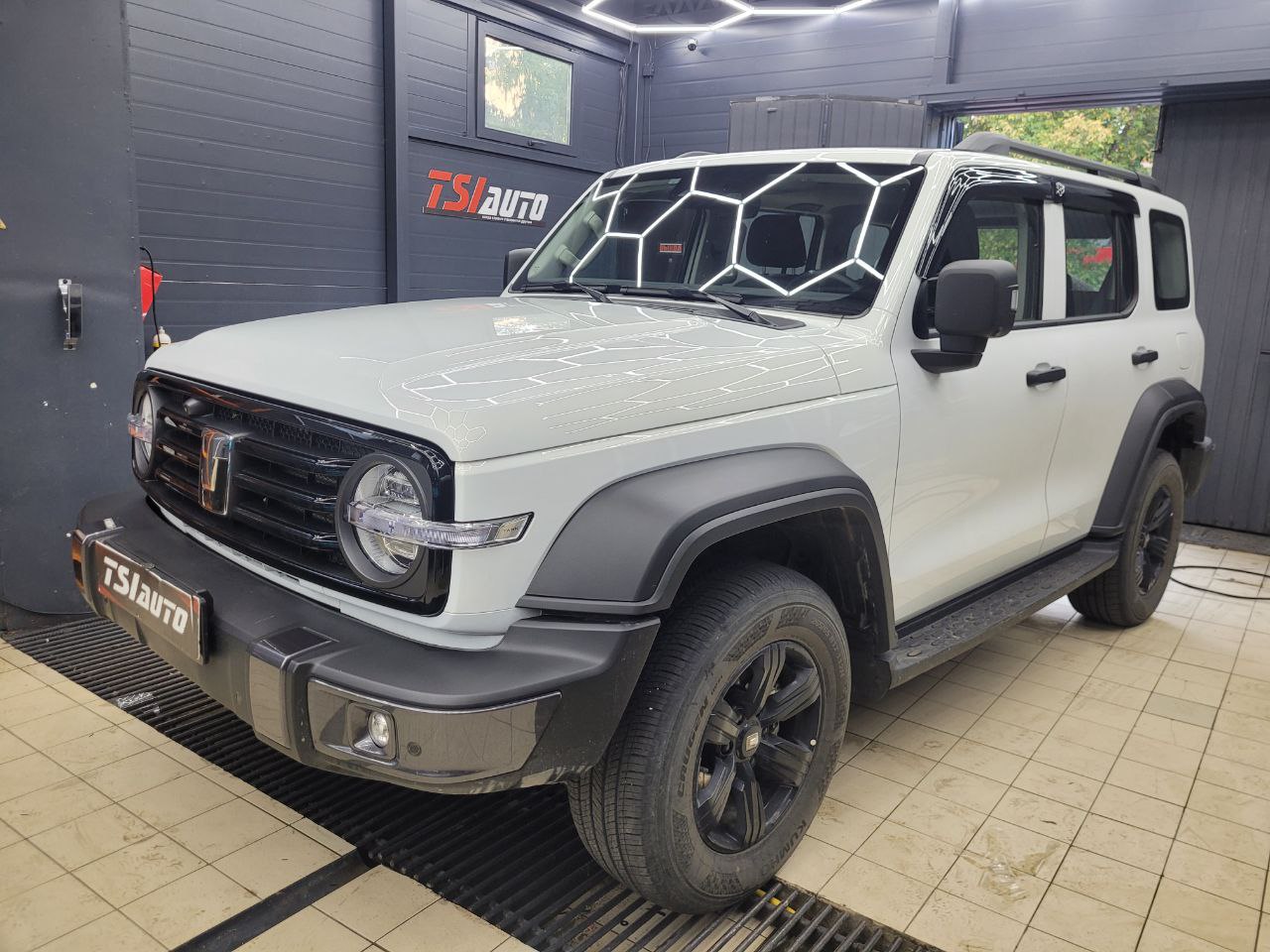 Танк 300 оклейка пленкой в Краснодаре