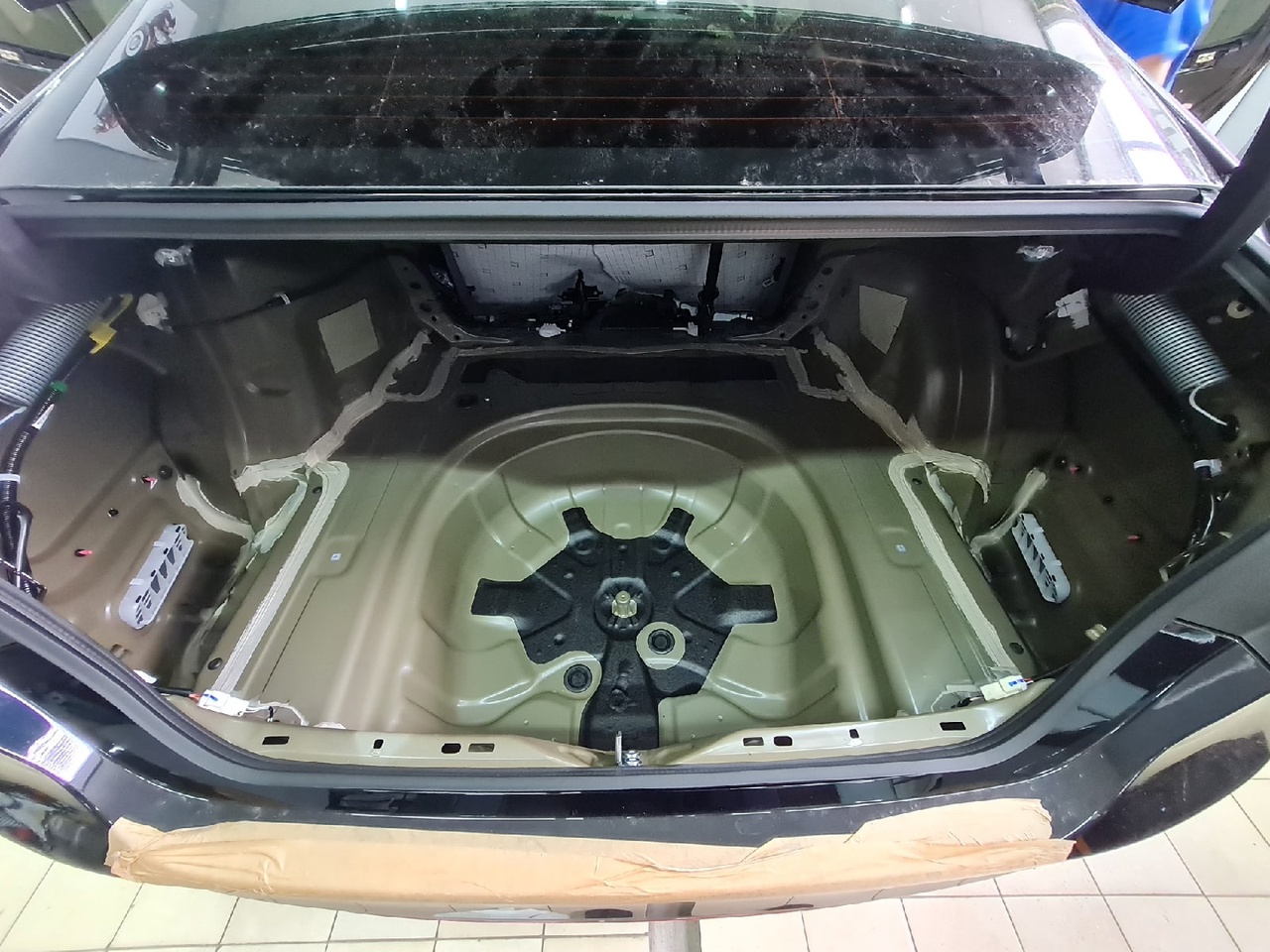 Шататная шумоизоляция Toyota Camry пол багажника