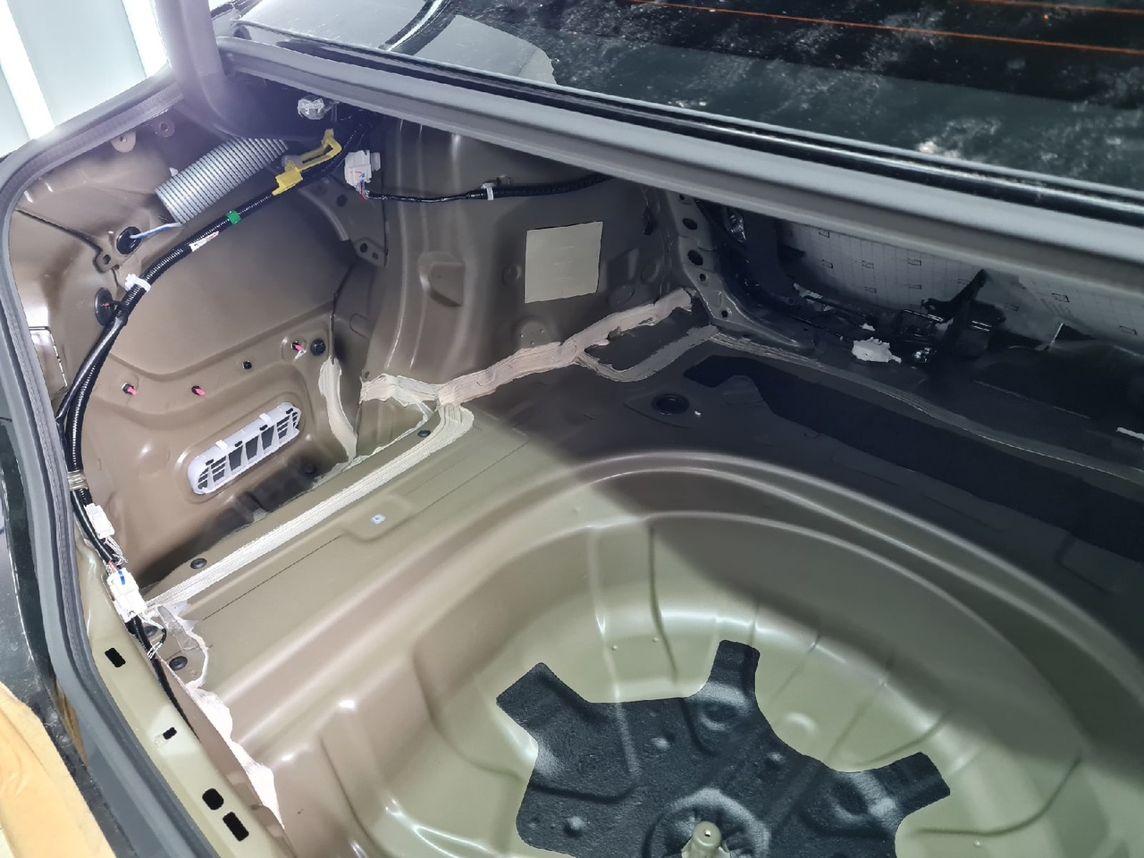 Шататная шумоизоляция Toyota Camry пол багажника и задняя арка внутри