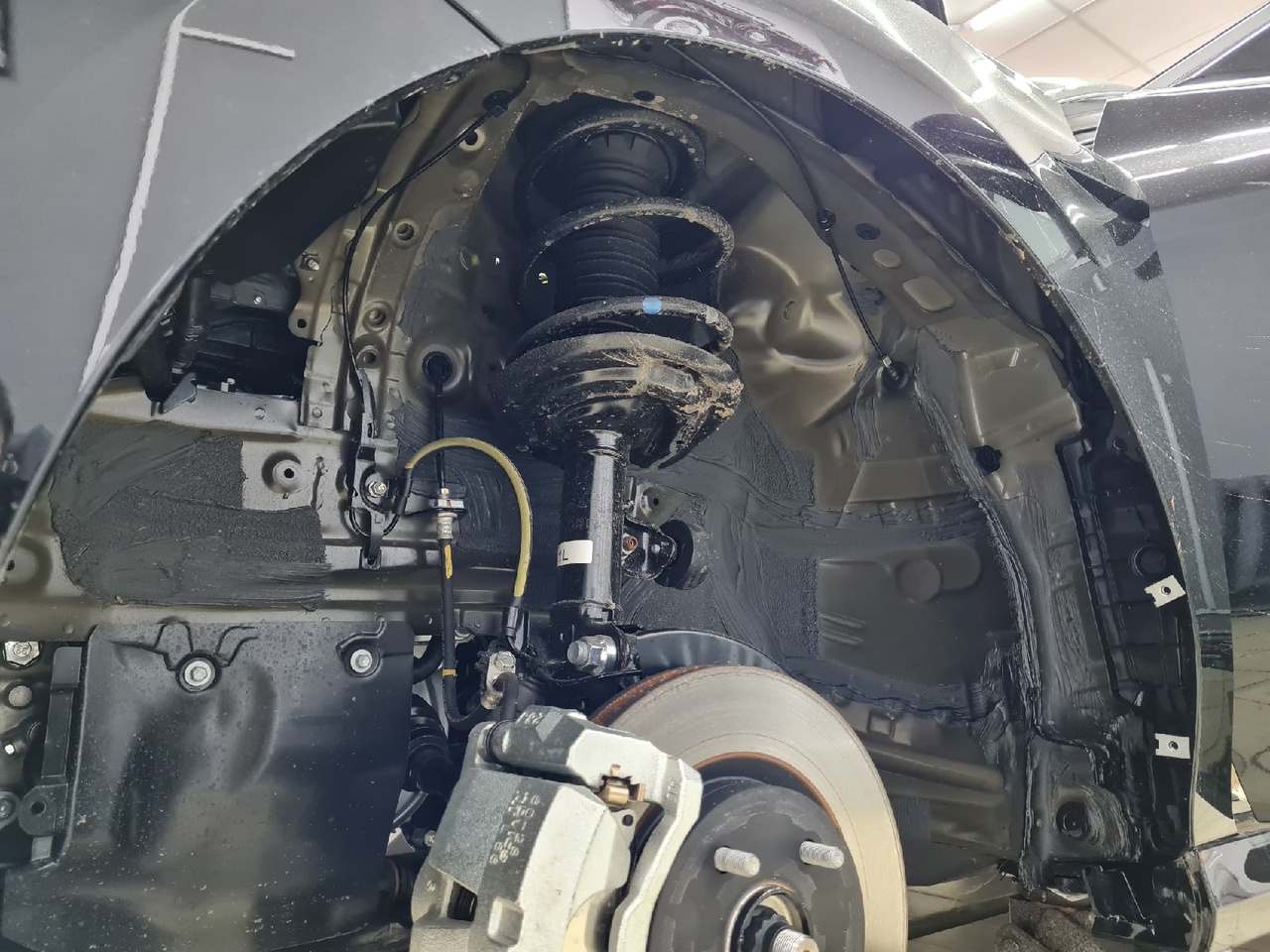 Шататная шумоизоляция Toyota Camry передняя арка
