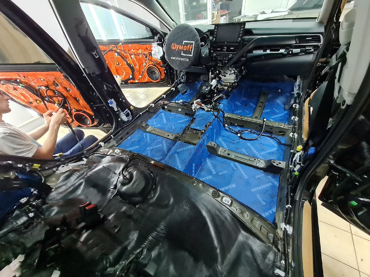 Шумоизоляция Toyota Camry v70 фото пол 3 слой мембрана