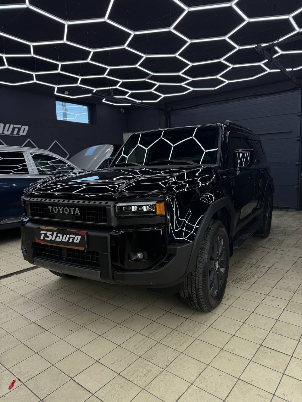 Оклейка защитной пленкой кузова Toyota Land Cruiser Prado 250 фото и цены